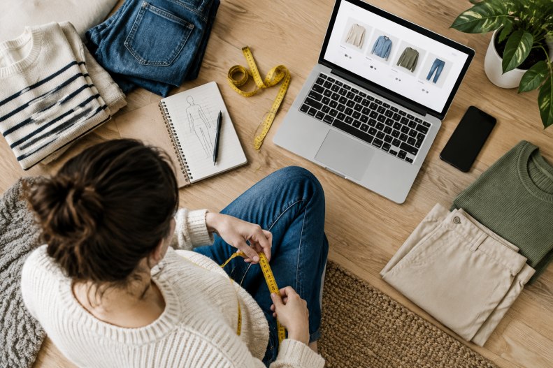 Cómo elegir la talla de ropa online con tus medidas y la guía de cada marca